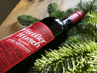 Flasche Glühwein auf Tannenzweig