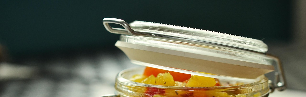 Fermentiertes Gemüse steht in einem Regal.