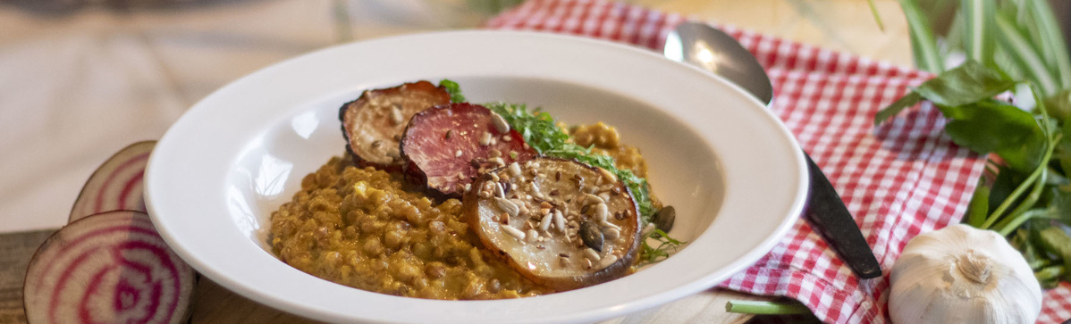 Würziges Weizenrisotto mit geschmorten Chioggia-Scheiben