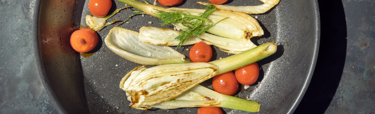 Karamellisierter Fenchel in einer Pfanne