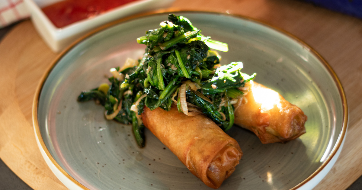 Spinat mit Sesam und Frühlingsrollen