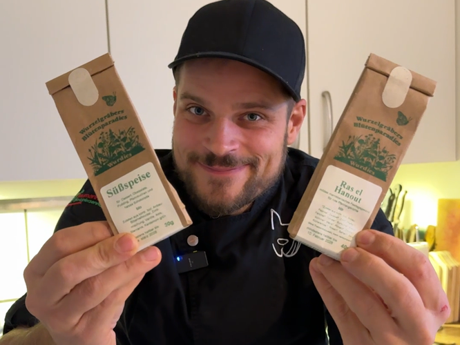 Stefan Herbolzheimer hält Wurdies Gewürze in die Kamera