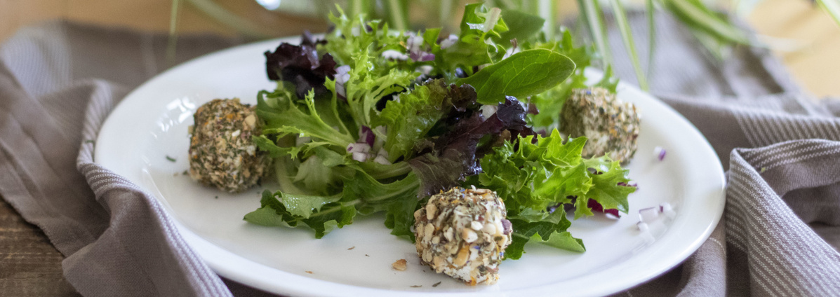 Blüten-Bällchen mit Ziegenfeta und Haselnuss