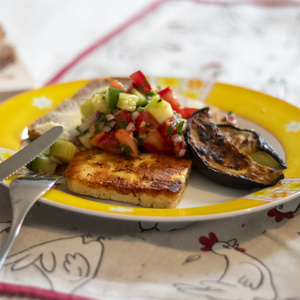 Gurke Tomate Asia Salsa mit Grillkäse und Aubergine