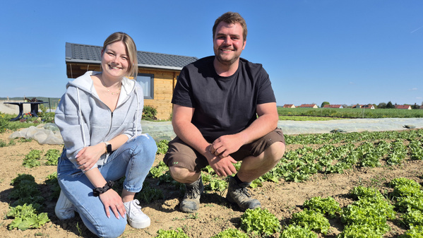 Sebastian Baumann mit Freundin auf Acker