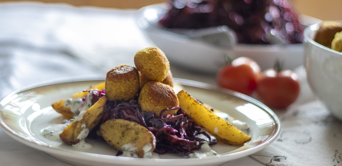Rotkohl “1001 Nacht” mit Falafeln  und Ofenkartoffeln