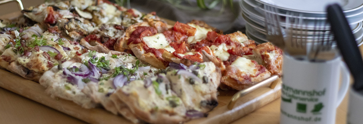 fertig gebackene und belegte Pinsa