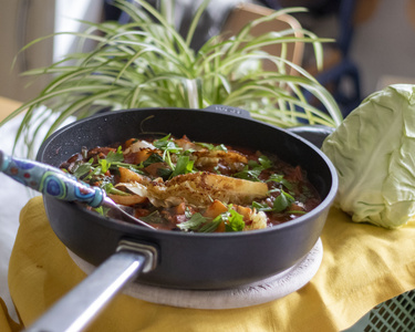 Frühlingseintopf mit Spitzkohl und Aubergine