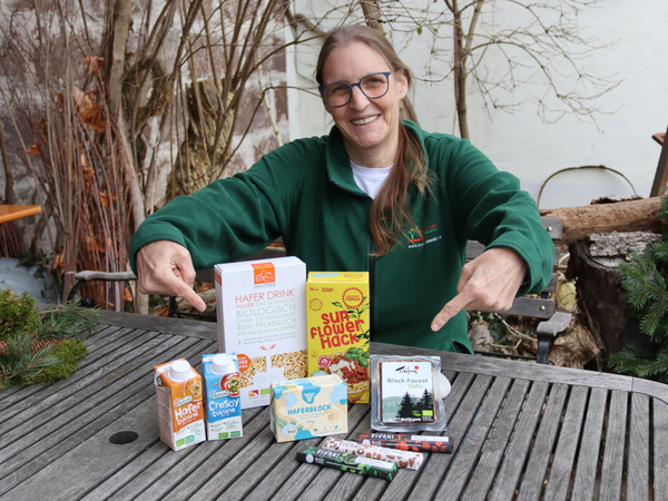 Steffi mit ihren liebsten veganen Produkten