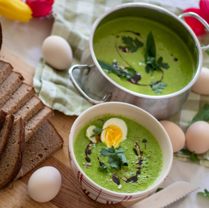 Blumenkohl-Kräuter-Suppe mit Ei