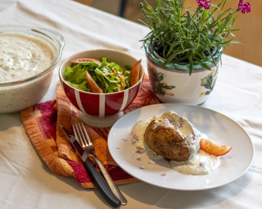 Ofenkartoffeln mit Kräuterquark und Salat