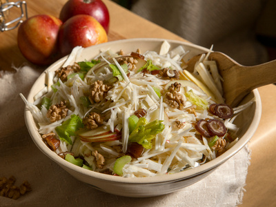 Waldorfsalat mit Datteln, Walnüssen und hausgemachter Mayonnaise