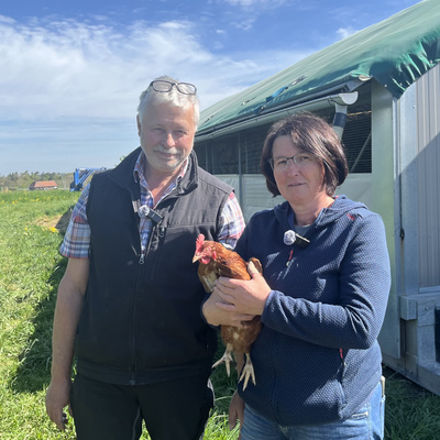 Hans Reuter und Monika Hochreuter mit Huhn
