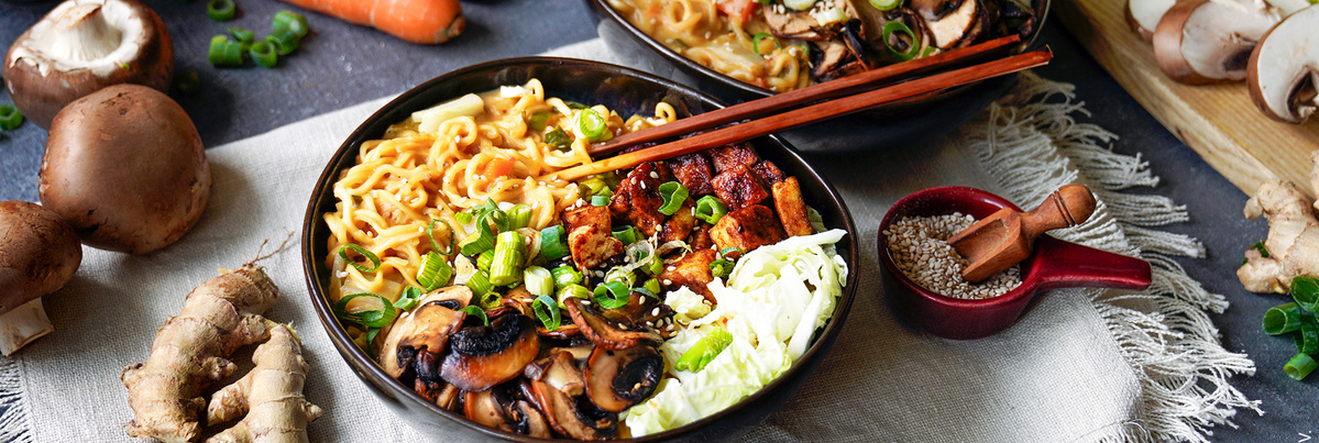 Thai-Ramen mit Pilzen und knusprigem Tofu