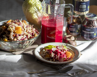 Fruchtiger Salat mit Hülsenfrüchten und Rote-Bete-Dressing