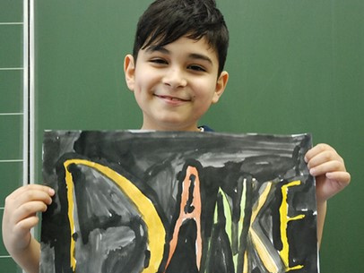 Junge mit Schild Danke 