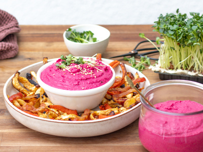 Rote-Bete-Hummus mit Wurzelgemüse-Pommes