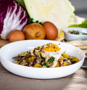 Bauernpfanne mit Spitzkohl, Kartoffel und Radiccio