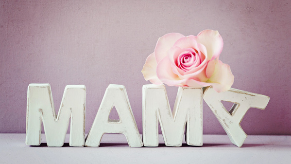 KI generiert: Weiße Buchstaben "MAMA" mit rosa Rose auf rosa Hintergrund.