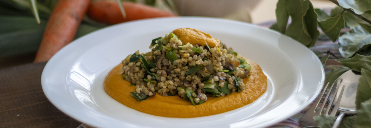 Buchweizen-Lauch-Pfanne mit Kokos-Karotten-Curry-Sauce