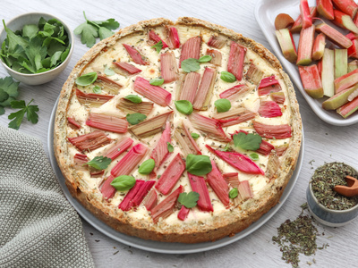 Herzhafter Rhabarber-Käsekuchen