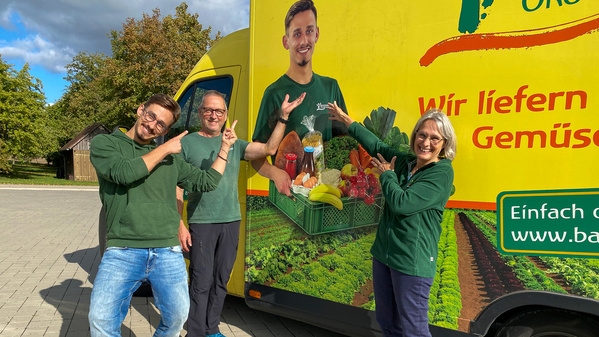 David, Wolfgang und Jutta Baumann vor gelbem Lieferauto