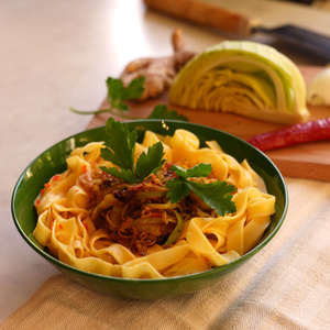 Tagliatelle mit pikantem Weißkohl