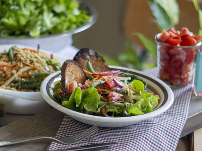 Leichter Sommersalat mit Ranch-Sonnendressing