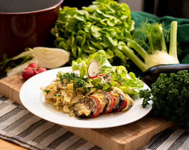Tomaten-Auberginen-Gratin mit Fenchelrührei und Salat