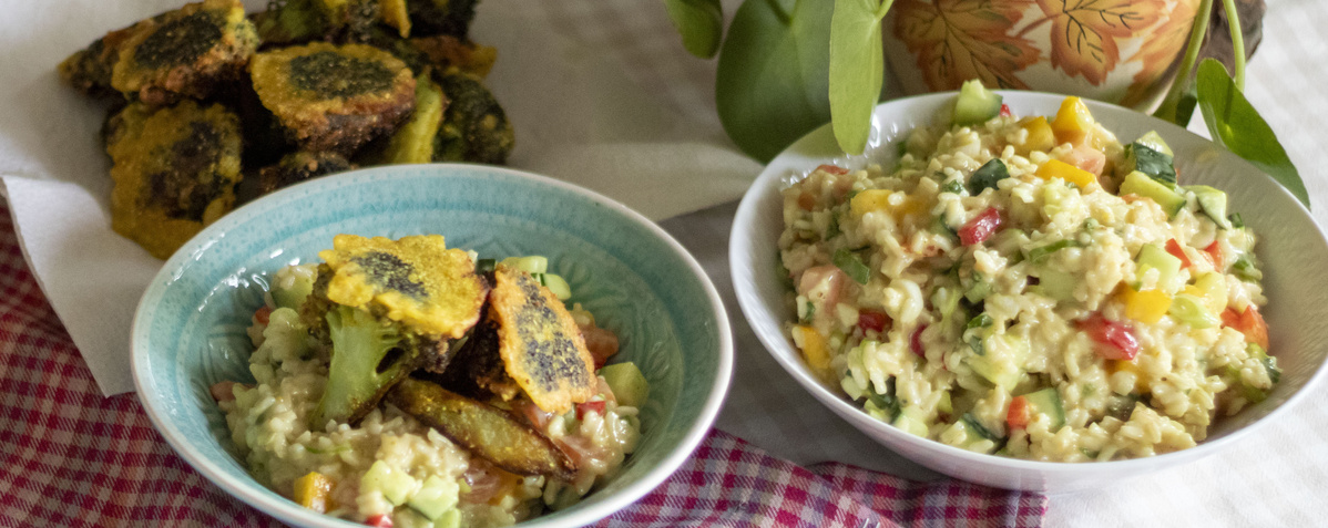 Brokkoliblumen auf buntem Reissalat