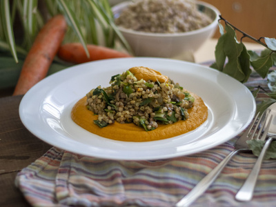 Buchweizen-Lauch-Pfanne mit Kokos-Karotten-Curry-Sauce