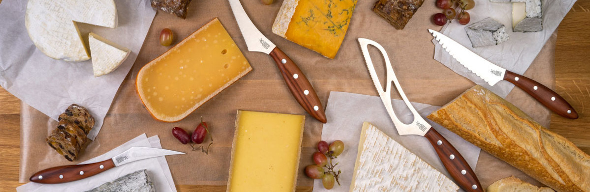 Mehrere messer der Windmühlenmesser Manufactur mit Käse