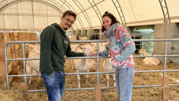 David und Mira im Ziegenstall