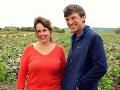 Tanja und Hermann Zeller auf ihrem Acker
