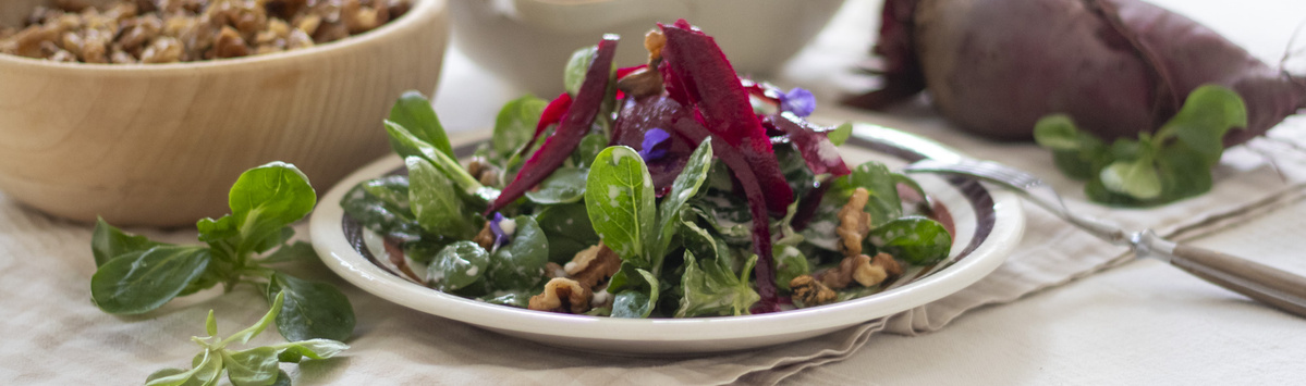 Feldsalat mit Rote Bete, Walnuss und Meerrettichdressing