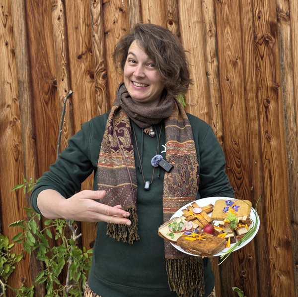 Sarah mit Soma Tofu