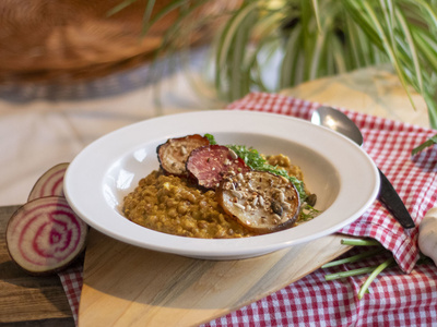 Würziges Weizenrisotto mit geschmorten Chioggia-Scheiben