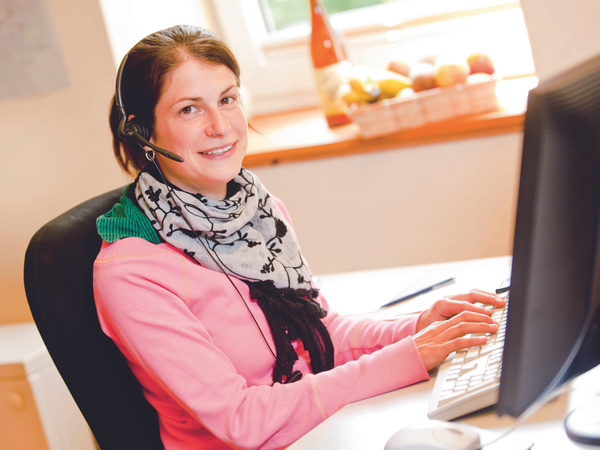 Mitarbeiterin sitzt am Computer