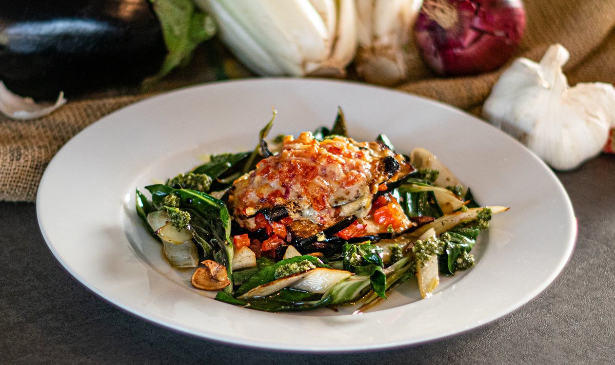 Auberginenlasagne auf sautiertem Mangold