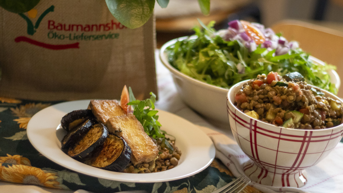 Auberginenlasagne auf sautiertem Mangold