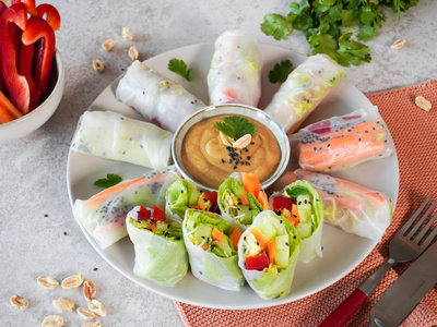 Sommerrollen mit Erdnusssauce