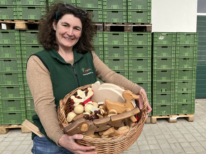 Steffi Lisson mit ihrem Holzspielzeug