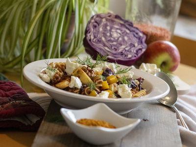 Würzige Blaukraut-Nudeln mit Linsen, Apfel und Feta