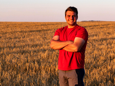 Sebastian Baumann auf einem Acker