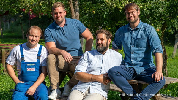 Voelkel-Geschäftsführung sitzt auf Auto-Anhänger