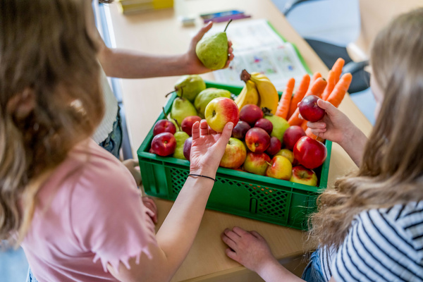 Kinder greifen nach Obst
