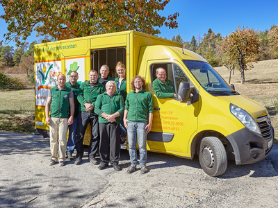 Fahrerteam vor Auto