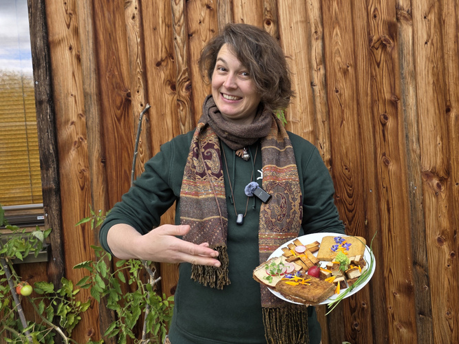 Sarah hält Teller mit Soma Tofu hoch