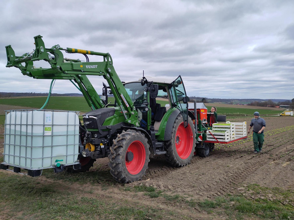 Erstes Pflanzen 2024 Traktor