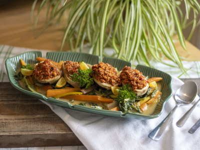 Gefüllte Auberginen auf Kokos-Mangold-Karotten